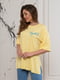 Жовта подовжена футболка з написом | 6811097 | фото 2