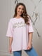 Рожева оверсайз футболка з принтом та розрізами | 6811117