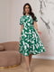Зелено-біла приталена сукня з короткими рукавами | 6811166