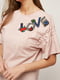 Блуза пудрового кольору, декорована малюнком зі страз “Love'  | 6764778 | фото 2