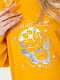 Базовый свитшот горчичного цвета с принтом | 6812427 | фото 5