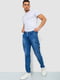 Синие джинсы с потертостями и накладными карманами | 6812521 | фото 2