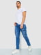Синие джинсы с потертостями и накладными карманами | 6812523 | фото 2