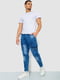 Сині джинси з потертостями та накладними кишенями | 6812536 | фото 2