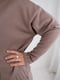 Асиметричний светр кольору мокко з коміром-стійкою | 6766273 | фото 3