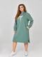 Сукня-худі оливкового кольору з принтом та розрізами з боків | 6816424 | фото 2