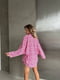 Рожевий костюм в квітковий принт: топ, вільна сорочка та шорти | 6816811 | фото 4