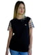 Черная футболка с клетчатыми рукавами и вышитым лого | 6817518 | фото 2