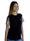 Черная футболка с клетчатыми рукавами и вышитым лого | 6817518 | фото 3