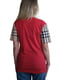 Красная футболка с клетчатыми рукавами и вышитым лого | 6817519 | фото 2