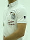 Біла футболка-поло з принтом та вишивкою логотипу | 6817746 | фото 2
