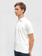 Біла футболка-поло з принтом та вишивкою логотипу | 6817771 | фото 2