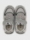 Кросівки сірого кольору з екошкіри | 6818834 | фото 8
