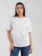 Біла футболка з декоративно обробленим низом та рукавами | 6819019