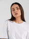 Біла футболка з декоративно обробленим низом та рукавами | 6819019 | фото 2