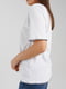 Біла футболка з декоративно обробленим низом та рукавами | 6819019 | фото 3