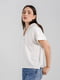 Біла футболка зі спущеною лінією плеча та капюшоном | 6819020 | фото 2
