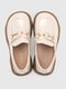 Туфлі з екошкіри молочного кольору, декоровані металевою пряжкою з ведмедиком | 6819103 | фото 8
