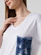 Біла футболка з V-образним вирізом, декорована джинсовою кишенею | 6819591 | фото 2