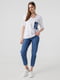 Біла футболка з V-образним вирізом, декорована джинсовою кишенею | 6819591 | фото 4