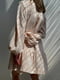 Бежева сукня вільного фасону з широкою оборкою  | 6820507 | фото 5