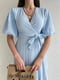 Блакитна сукня А-силуету “на запах” з об’ємними рукавами | 6820510 | фото 2