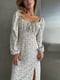 Біла сукня в квітковий принт з відкритими плечима та розрізом | 6820534 | фото 5