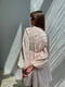 Бежева сукня вільного фасону з широкою оборкою | 6820507 | фото 6