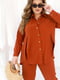 Монохромний помаранчевий костюм жатка: сорочка з розрізами та штани | 6821301 | фото 2
