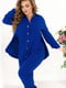Монохромний синій костюм жатка: сорочка з розрізами та штани | 6821302 | фото 2