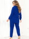 Монохромний синій костюм жатка: сорочка з розрізами та штани | 6821302 | фото 3