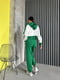 Біло-зелений костюм: укорочена толстовка та джогери | 6821392 | фото 9