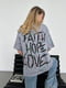 Сіра оверсайз футболка з принтом Faith Hope Love | 6821428 | фото 6