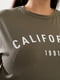 Базова футболка кольору хакі з написом California | 6821483 | фото 4