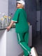 Зелений костюм з лампасами: футболка з принтом та вільні штани | 6821509 | фото 4