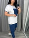 Літній синьо-білий костюм: капрі та футболка | 6821524 | фото 2