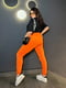 Чорно-помаранчевий костюм: футболка з принтом та джогери | 6821545 | фото 4
