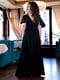 Длинное черное платье макси с V-образным вырезом и разрезом по бокам | 6821593 | фото 2