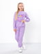 Фіолетовий принтований костюм із двонитки: світшот та джогери | 6821936 | фото 2