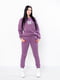 Фіолетовий костюм із трьохнитки: світшот з написом та джогери | 6821999 | фото 2
