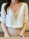 Блуза біла з мереживним декольте | 6827326 | фото 7