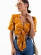 Укорочена блуза гірчичного кольору з квітковим принтом | 6827327 | фото 4