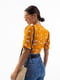 Укорочена блуза гірчичного кольору з квітковим принтом | 6827327 | фото 6