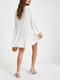 Біла сукня А-силуету з фігурним вирізом горловини | 6722937 | фото 2