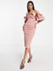 Рожева сукня-футляр з відкритими плечима та оборками | 6724957