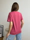 Темно-рожева вільна футболка з вишитим написом | 6829028 | фото 3