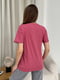 Темно-рожева вільна футболка із трикотажу  написом | 6829034 | фото 3