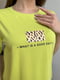 Салатова трикотажна футболка з малюнком т написом | 6829044 | фото 4