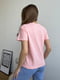 Рожева трикотажна футболка з принтом | 6829072 | фото 3