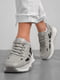 Сірі кросівки на шнурівці з контрастним оздобленням | 6828265 | фото 2